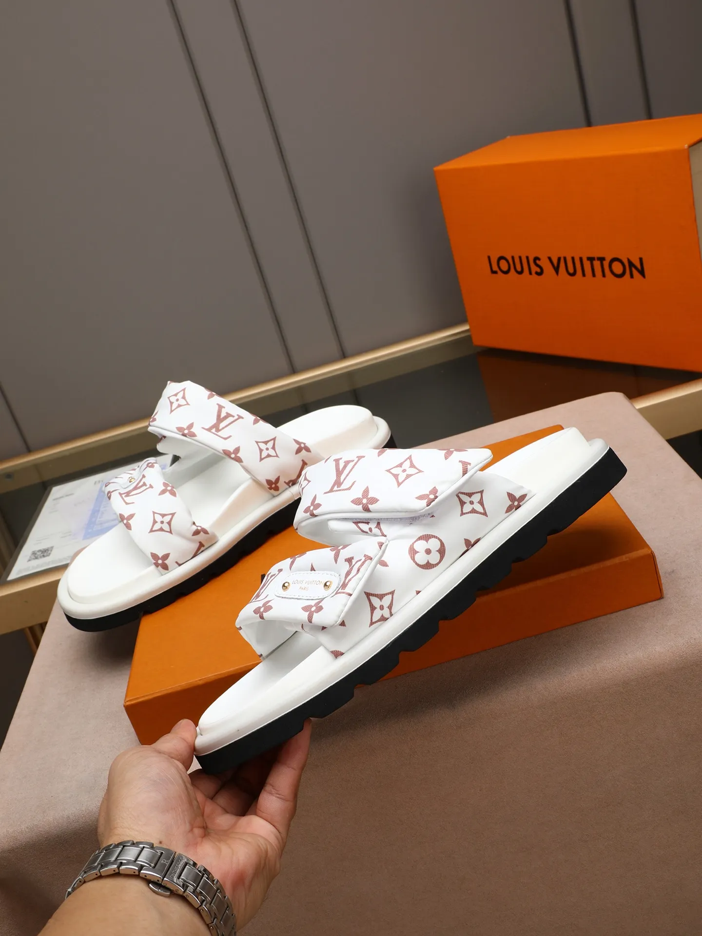 PP360 [LOUIS VUITTON] Louis Vuitton, LV printing, men's and women's slippers are on the market. The drawer box packaging comes with a cloth bag and a card. The upper pattern looks very soft and waxy, and it is a super versatile leg slimming tool. Fabric: imported denim/canvas/old fabric, LV hardware LOGO, official website pattern printing, comfortable to wear, feet: high-elastic PU water table. Sole: foam sole, heel height: about 5cm. Code number: 35-46, 35, 45, 46 are custom-made and non-returnable. Color: multiple colors and styles available.